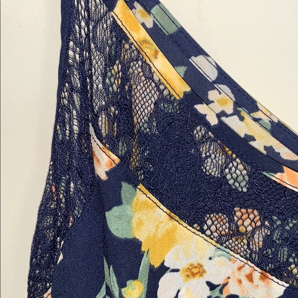 Navy and Yellow Floral Tank🌼 - Picture 2 of 4